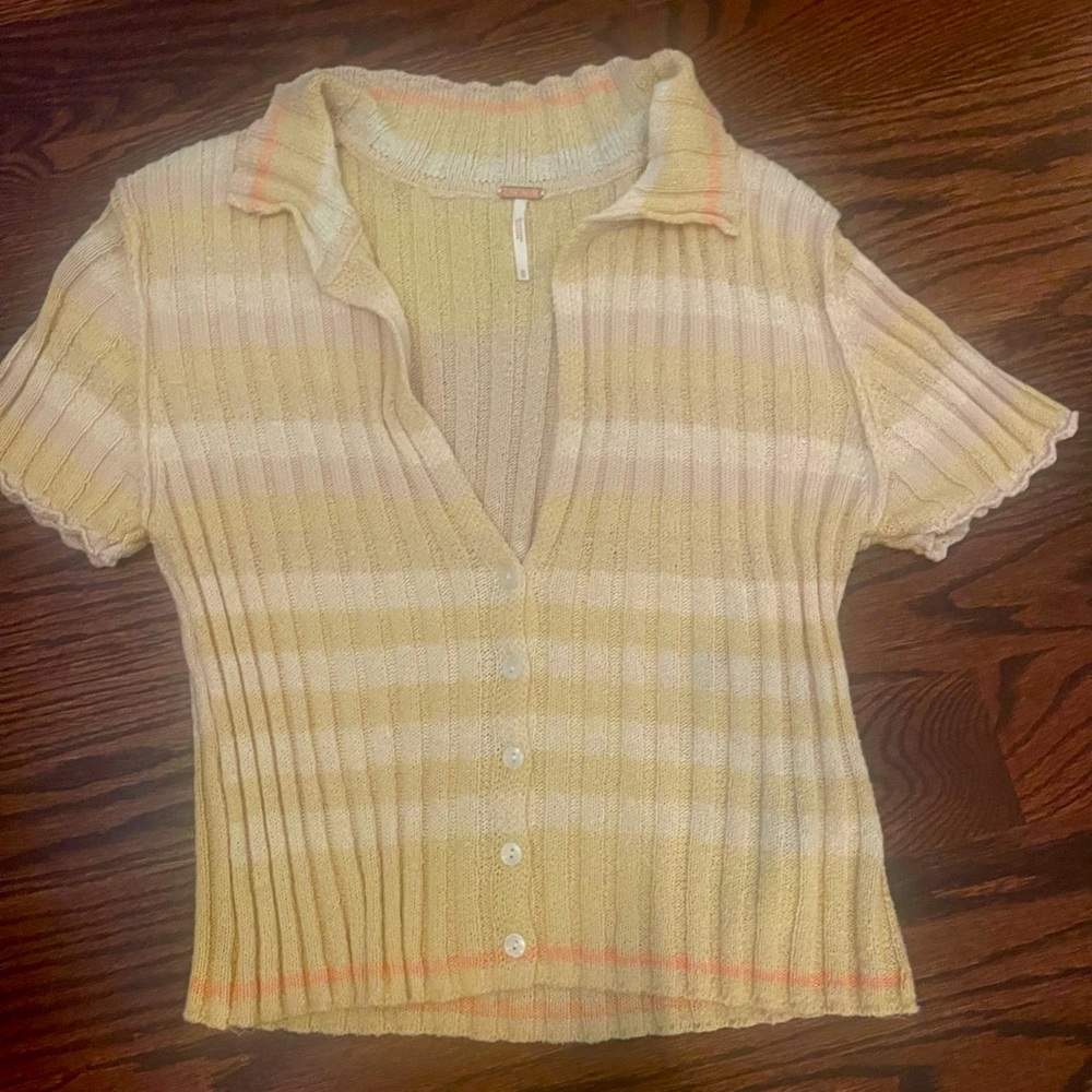 Super cute Free People button-up v-neck cropped cardigan